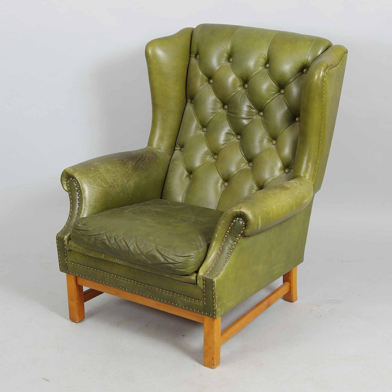 ÖRONLAPPSFÅTÖLJ, grönt skinn, engelsk stil.