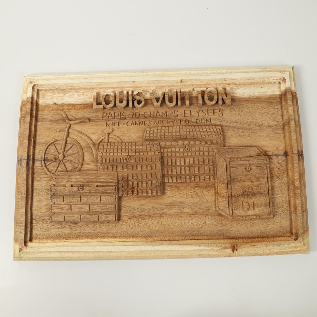 RELIEVE DE PARED, Louis Vuitton, madera tallada.