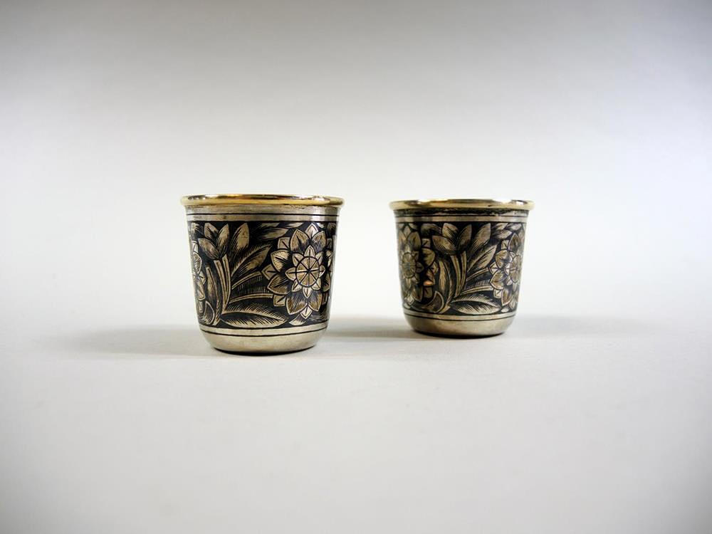 ZWEI RUSSISCHE WODKABECHER, Silber 875.