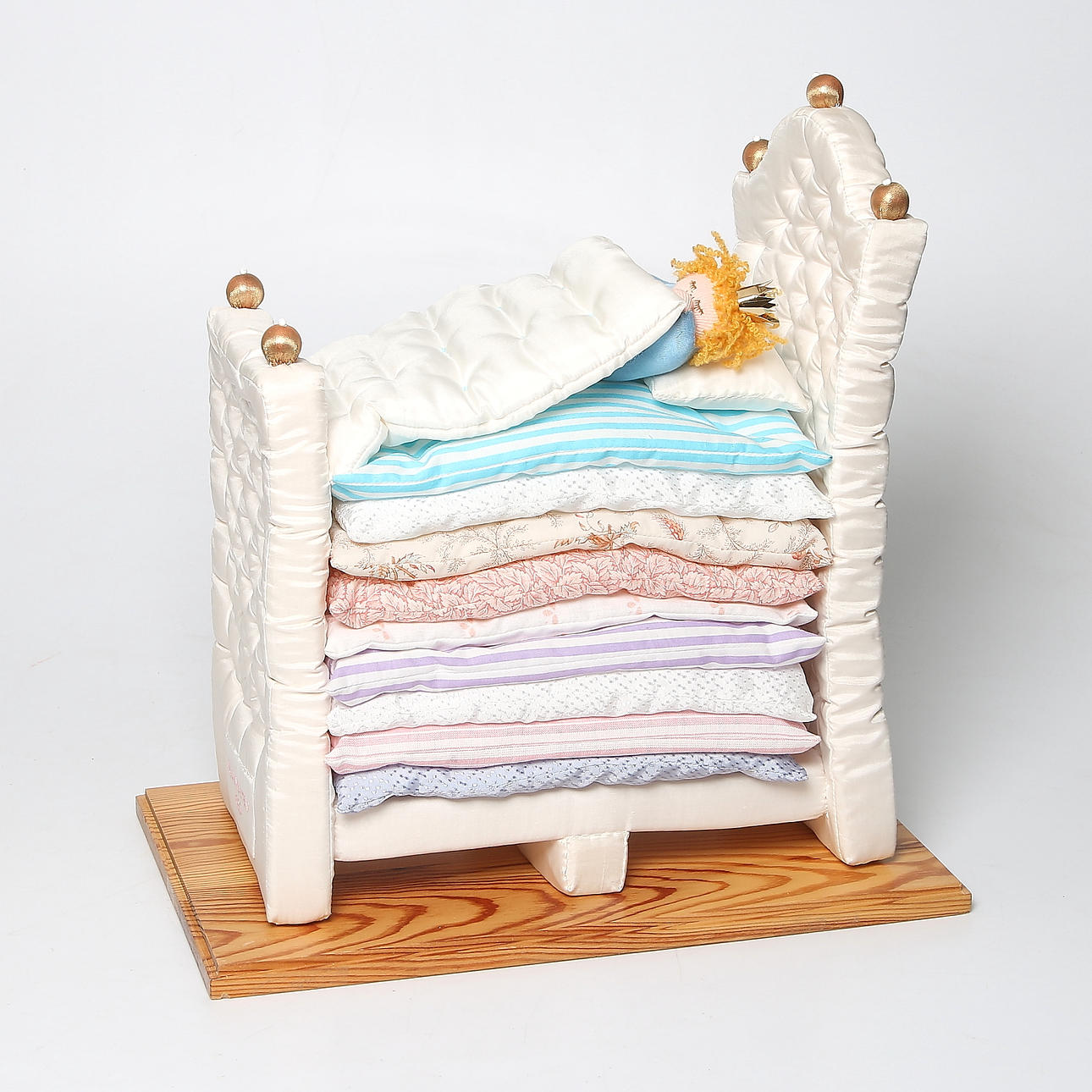 MARGARETA LUNDSTEN. Textilskulptur, "Prinsessan på ärten", daterad 1980.