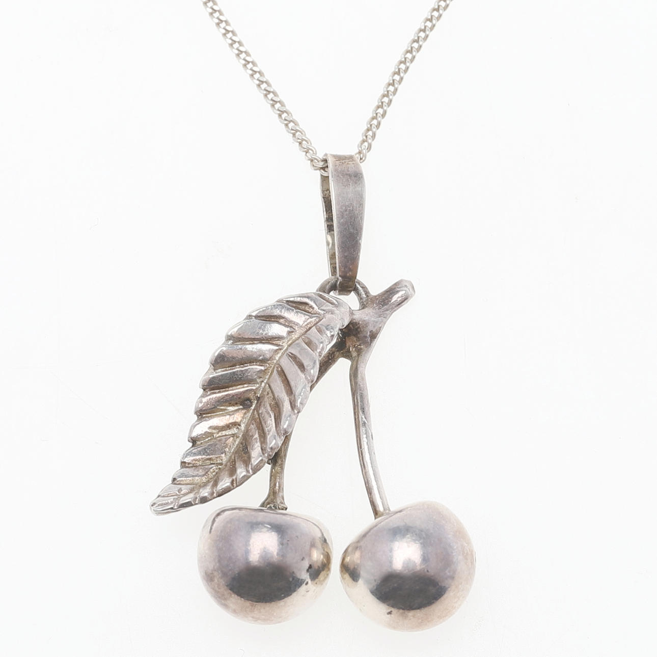 ANHÄNGER mit Kette, Kirsche, Silber.