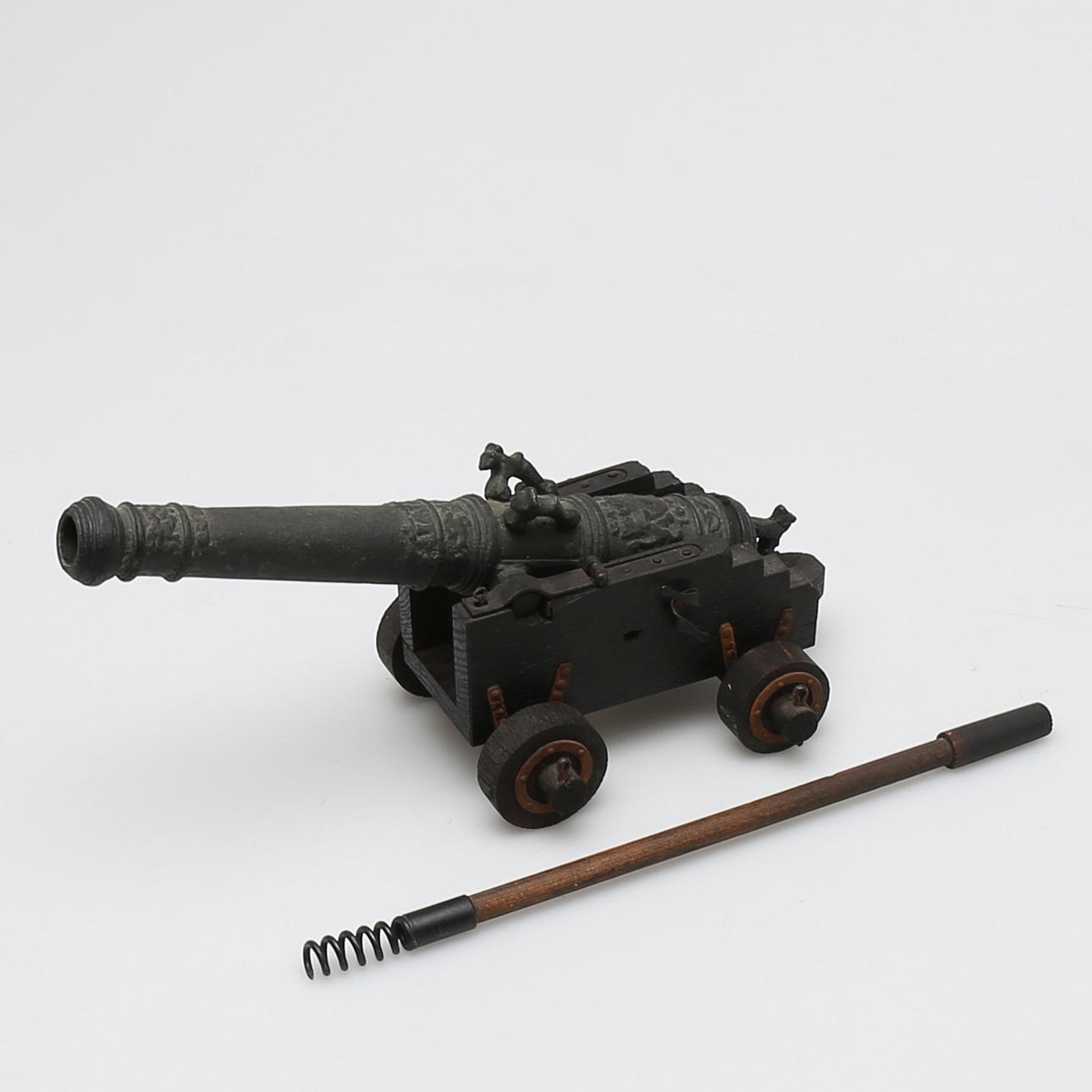 PRYDNADSKANON, gjutjärn, trä, replika, Svensk Metallkonst AB Carlskrona, modern tillverkning.