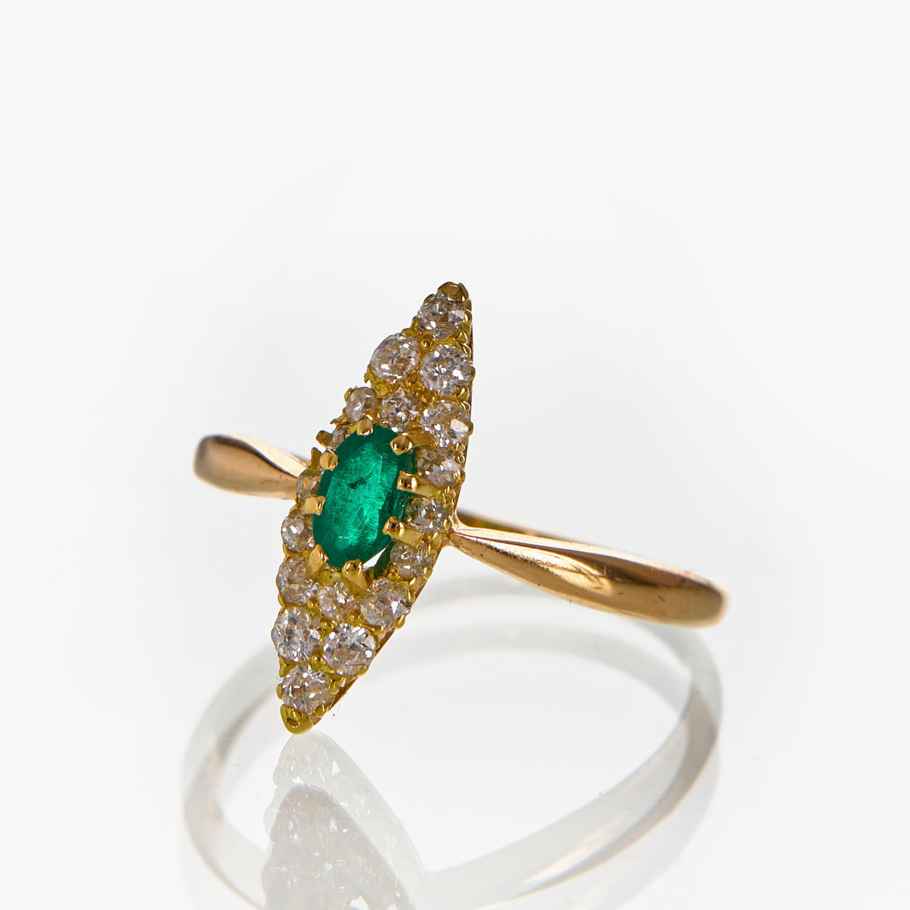 SMARAGDRING MED DIAMANTER 14K.