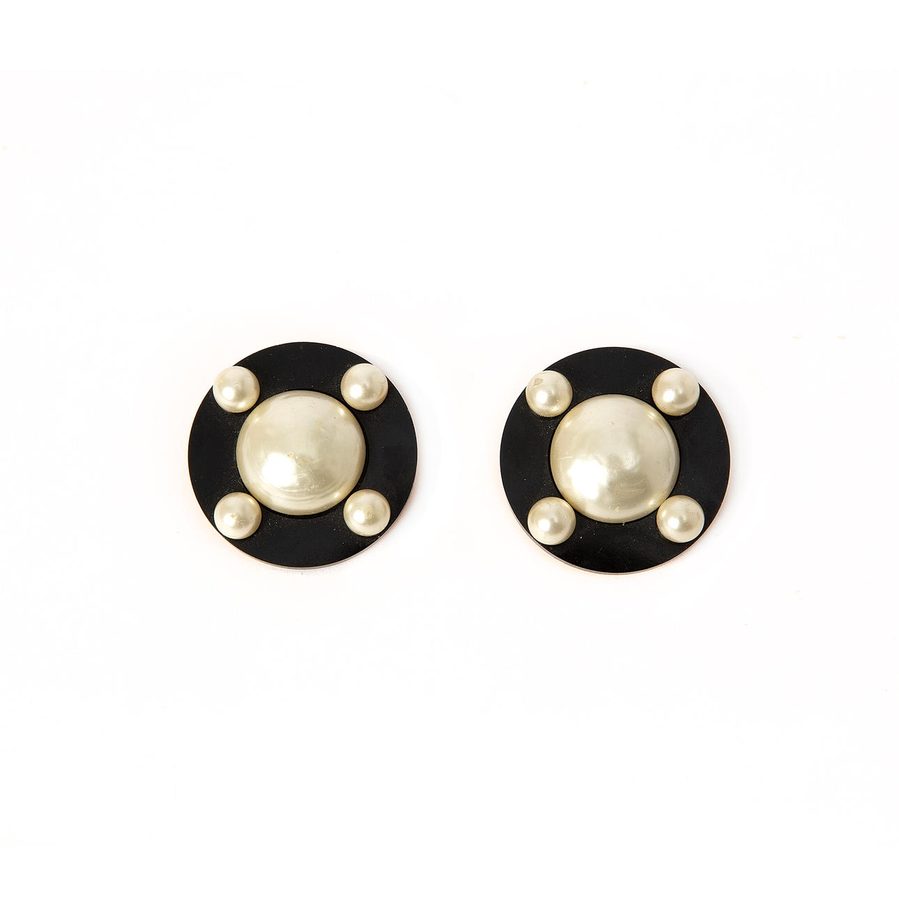 CHANEL. Örhängen, plast samt imitationspärlor.