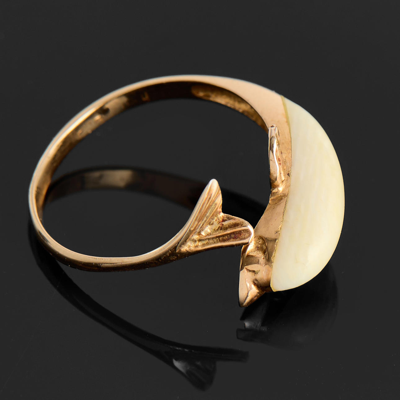 RING, 14k, i form av en delfin.