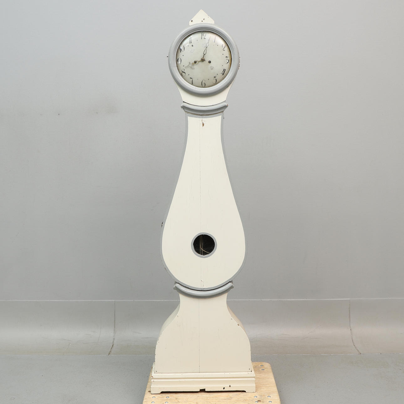 Stechuhr aus Holz, 19. Jahrhundert.