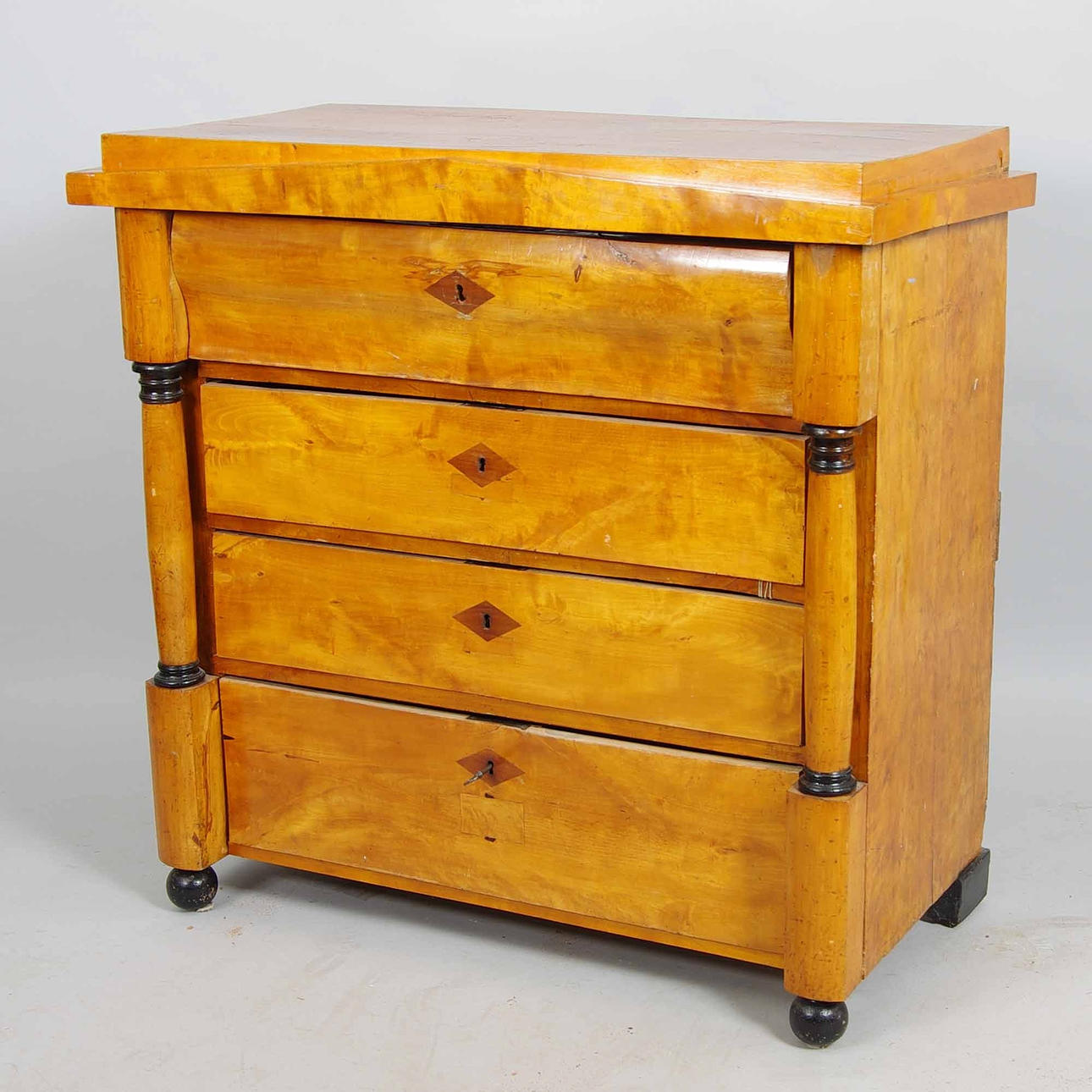 CHIFFONJÈ, björk med svärtade detaljer, empire.