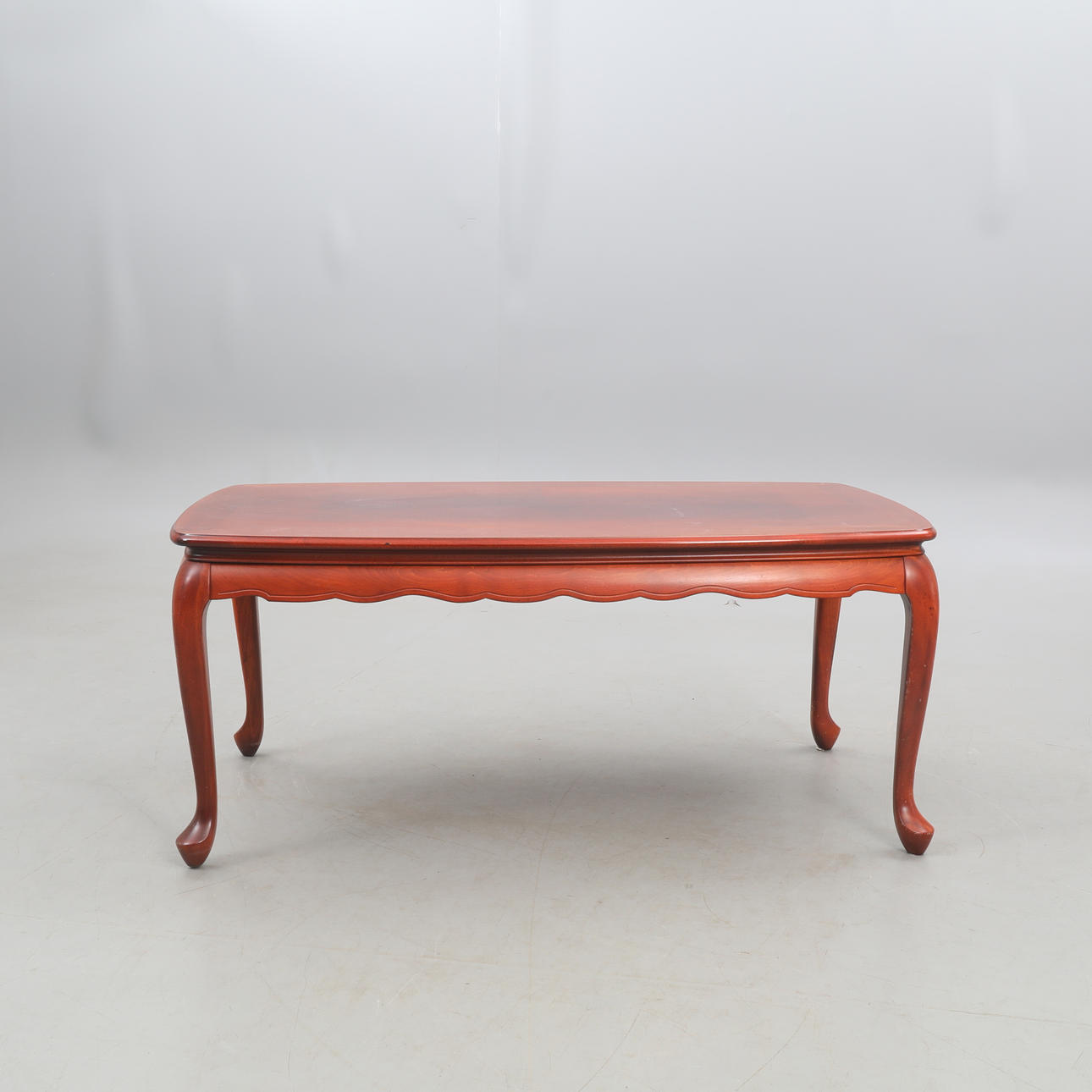 MESA DE CAFÉ, estilo rococó, de caoba.