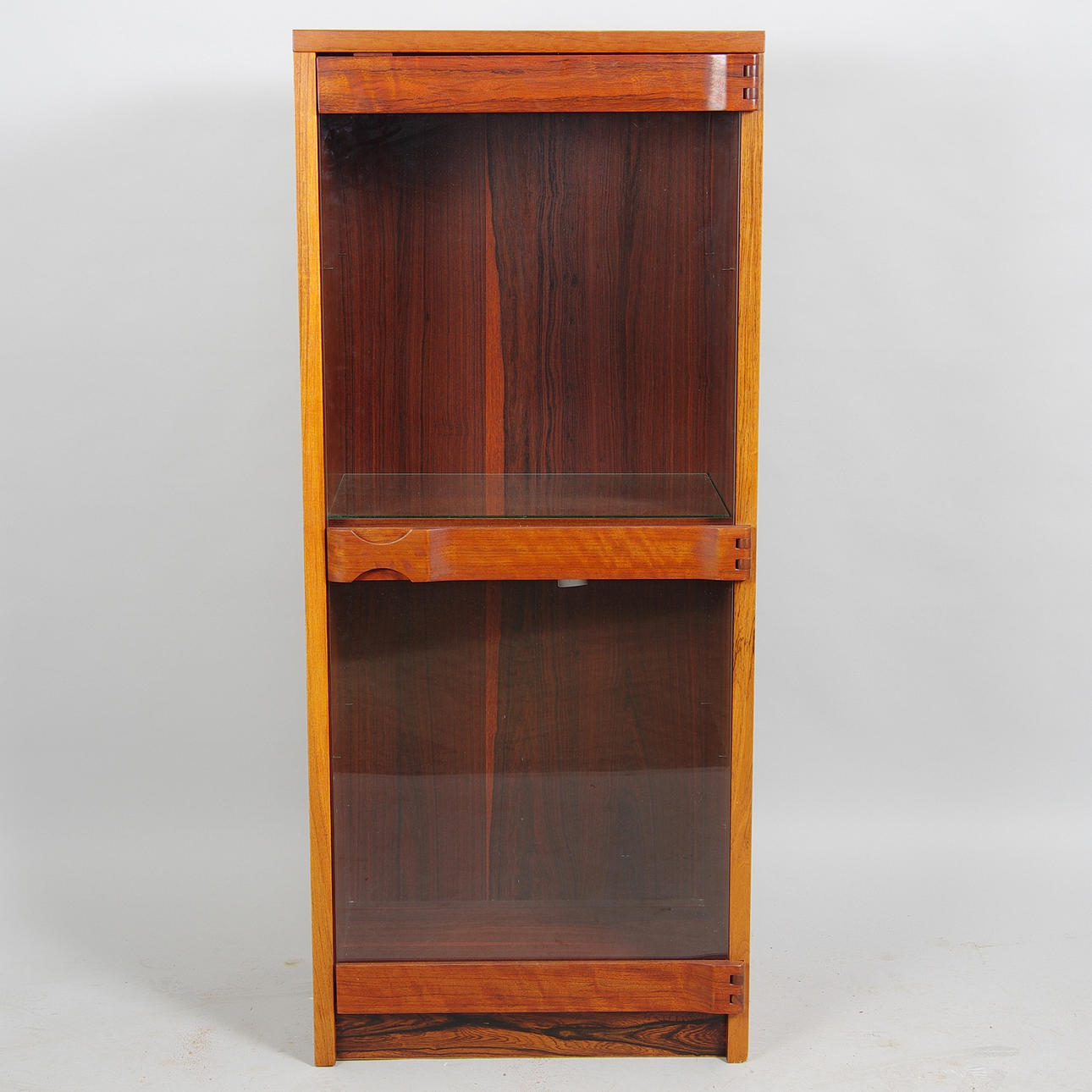 VITRINSKÅP, Troeds, Bjärnum, 1900-talets andra hälft.