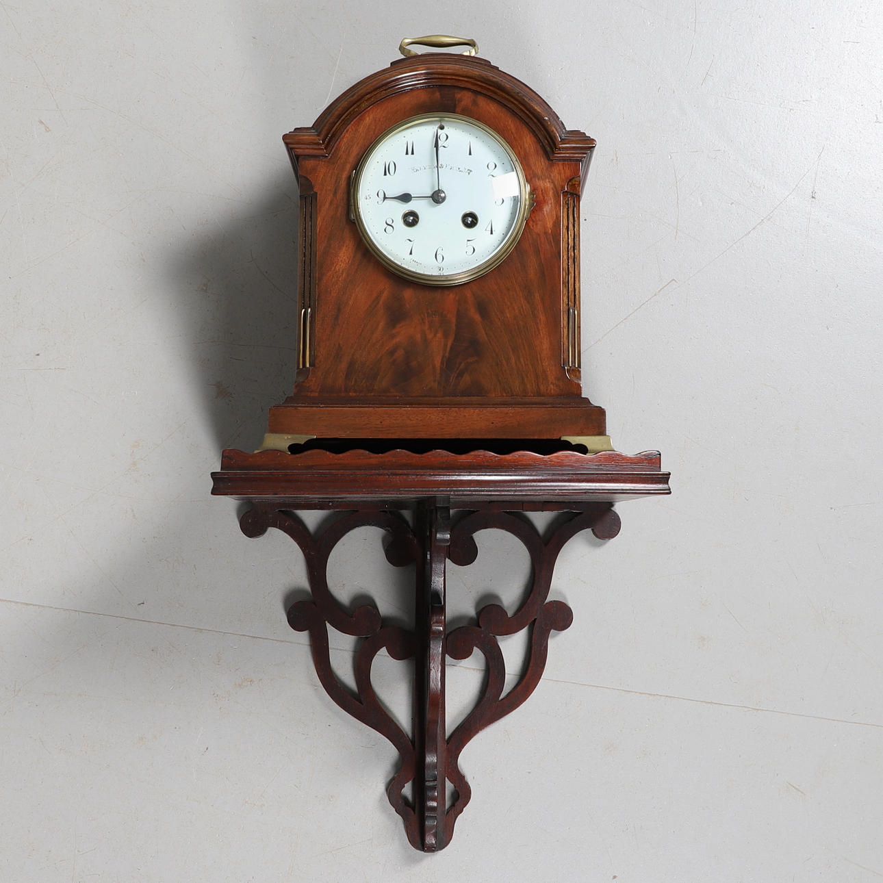 EN EDWARDIANSK MAHOGNYFÄSTKLOCKA.