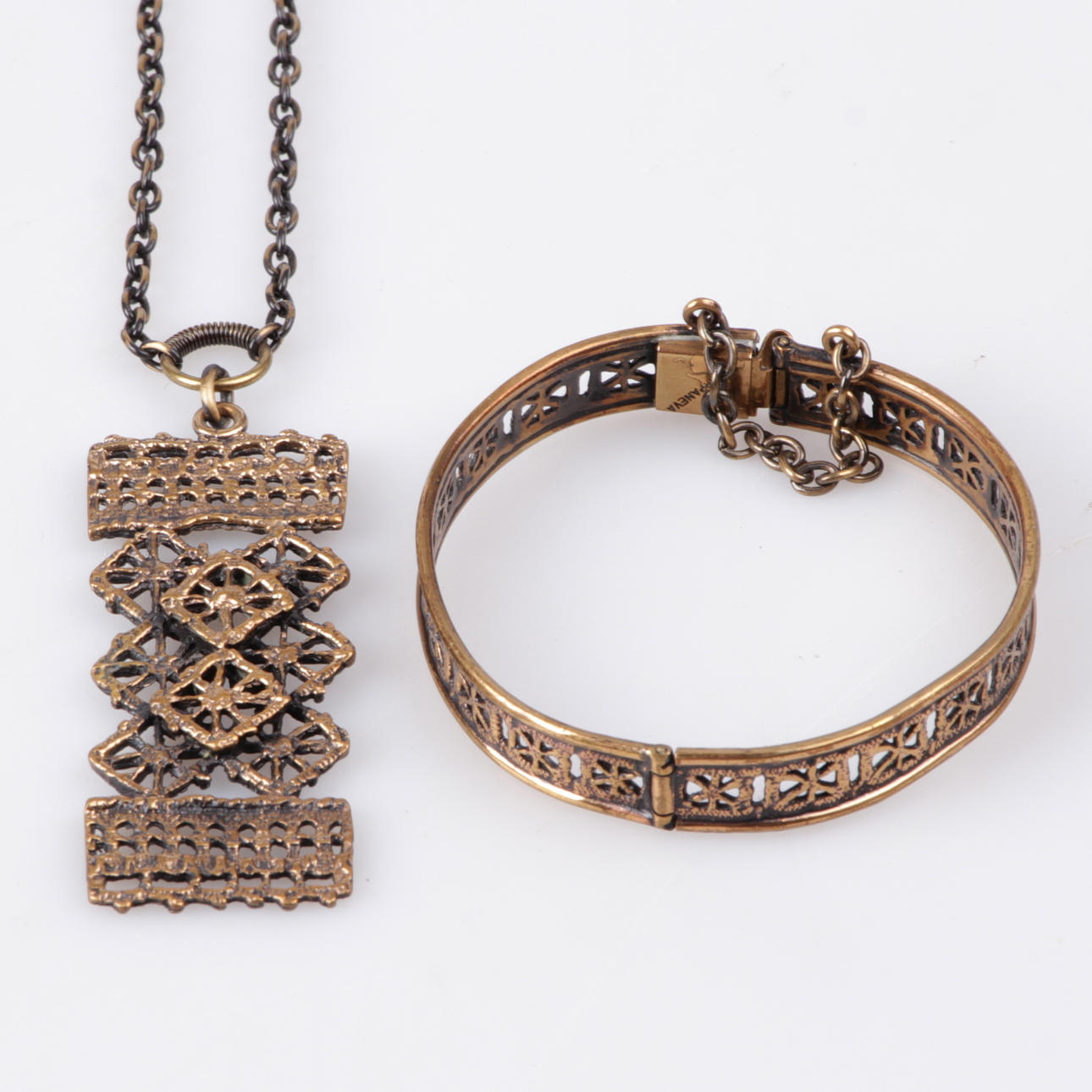 HÄNGSMYCKE, samt armband, brons, Penti Sarpaneva, Finland, 1900-talets andra hälft.