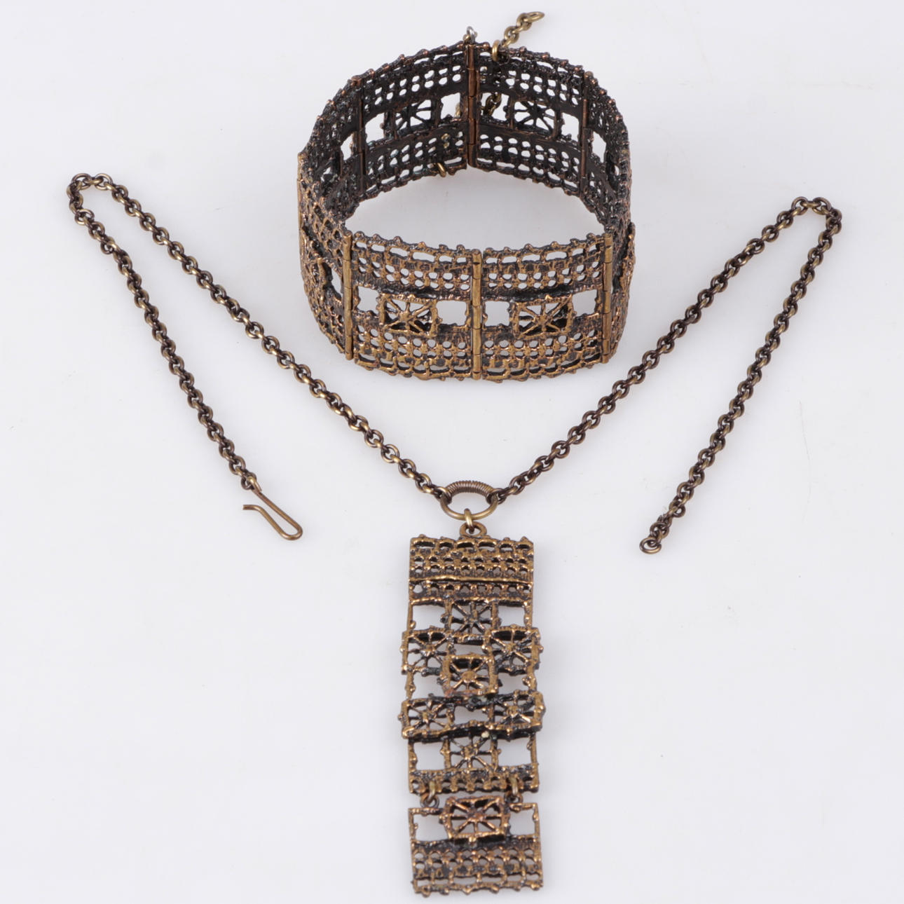 HÄNGSMYCKE, samt armband, brons, Penti Sarpaneva, Finland, 1900-talets andra hälft.