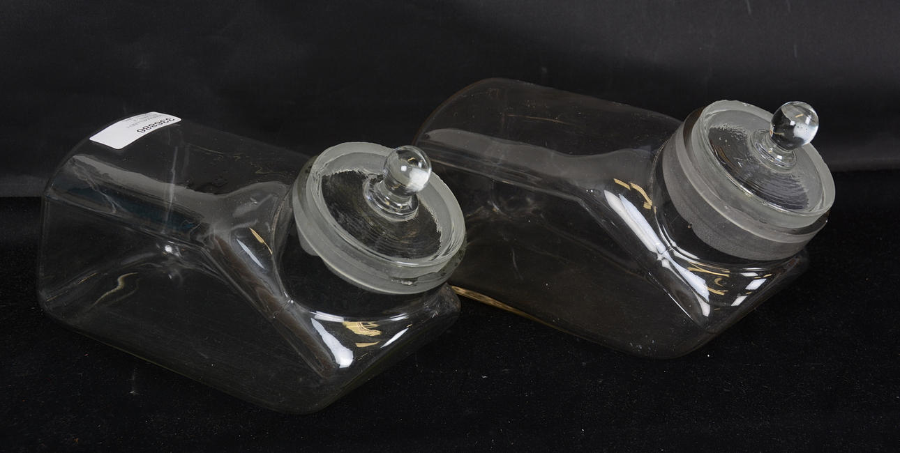 KARAMELLBEHÅLLARE, 2 stycken, glas, 1900-talets första hälft.