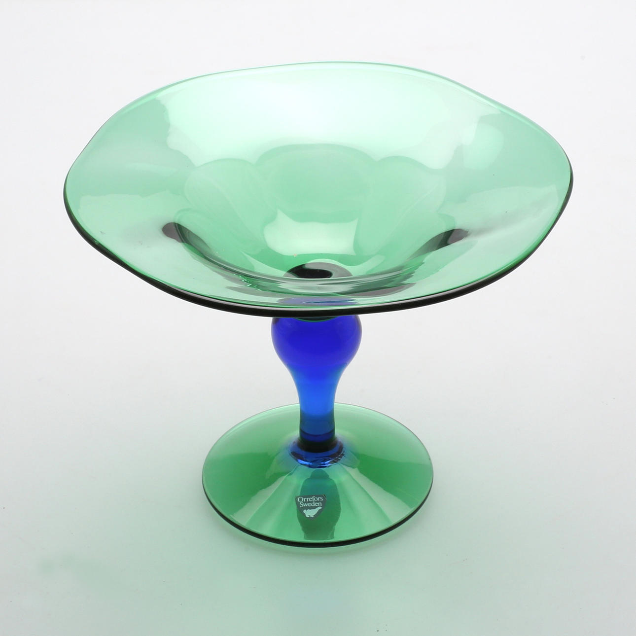 KONSTGLAS, skål på fot, Orrefors.