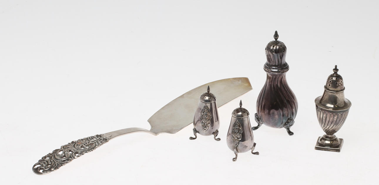 SALT och PEPPARSTRÖARE, 2+1+1 st, silver, TÅRTSPADE, silver, total vikt ca 250 g.