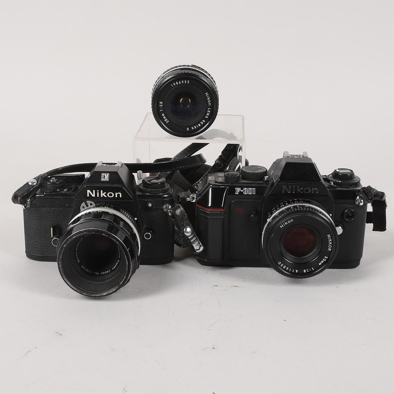 ANALOGA SYSTEMKAMEROR, 2 st, med objektiv, Nikon.