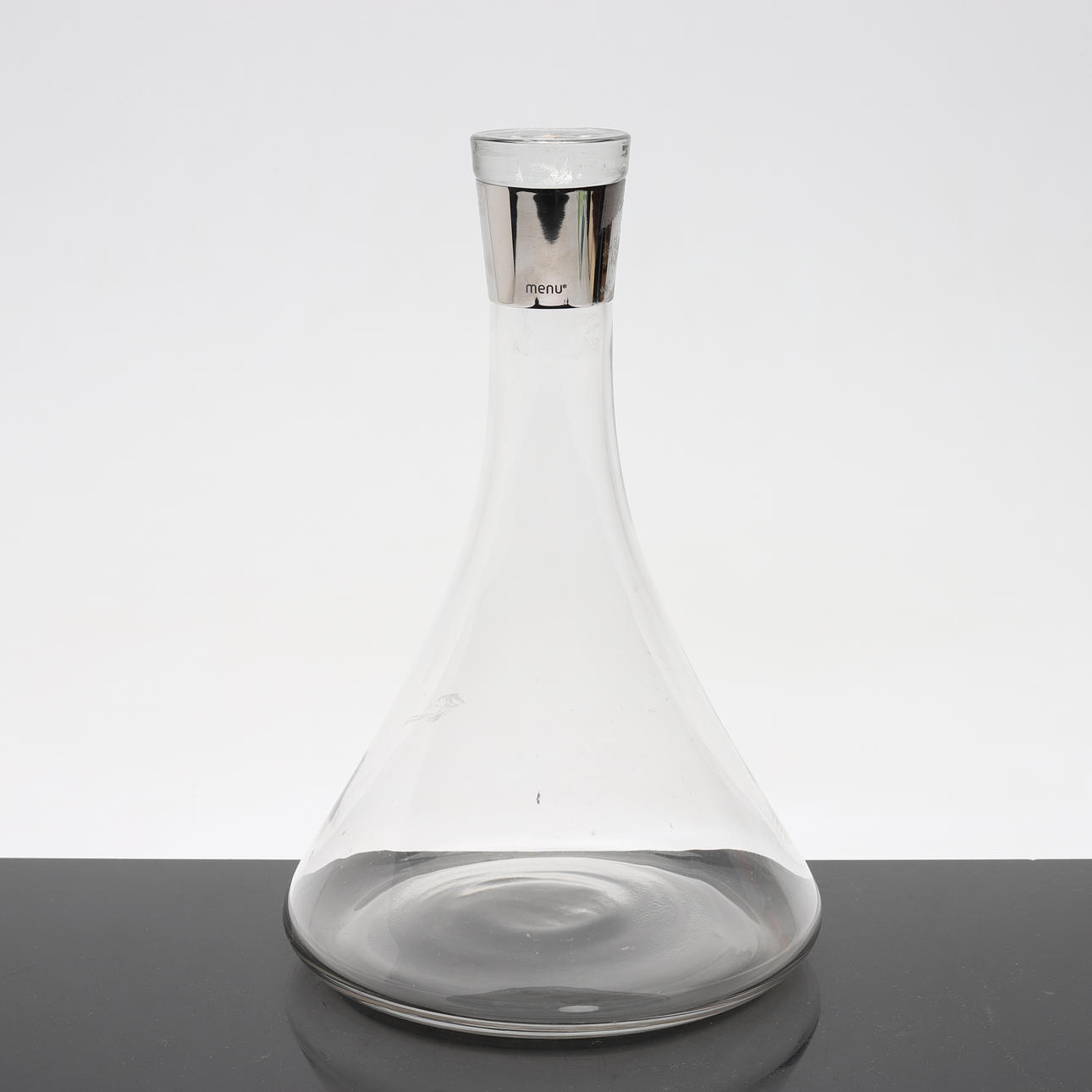 Eine Glaskaraffe, „Menu“, Design Louise Christ Fredriksen, zeitgenössisch.
