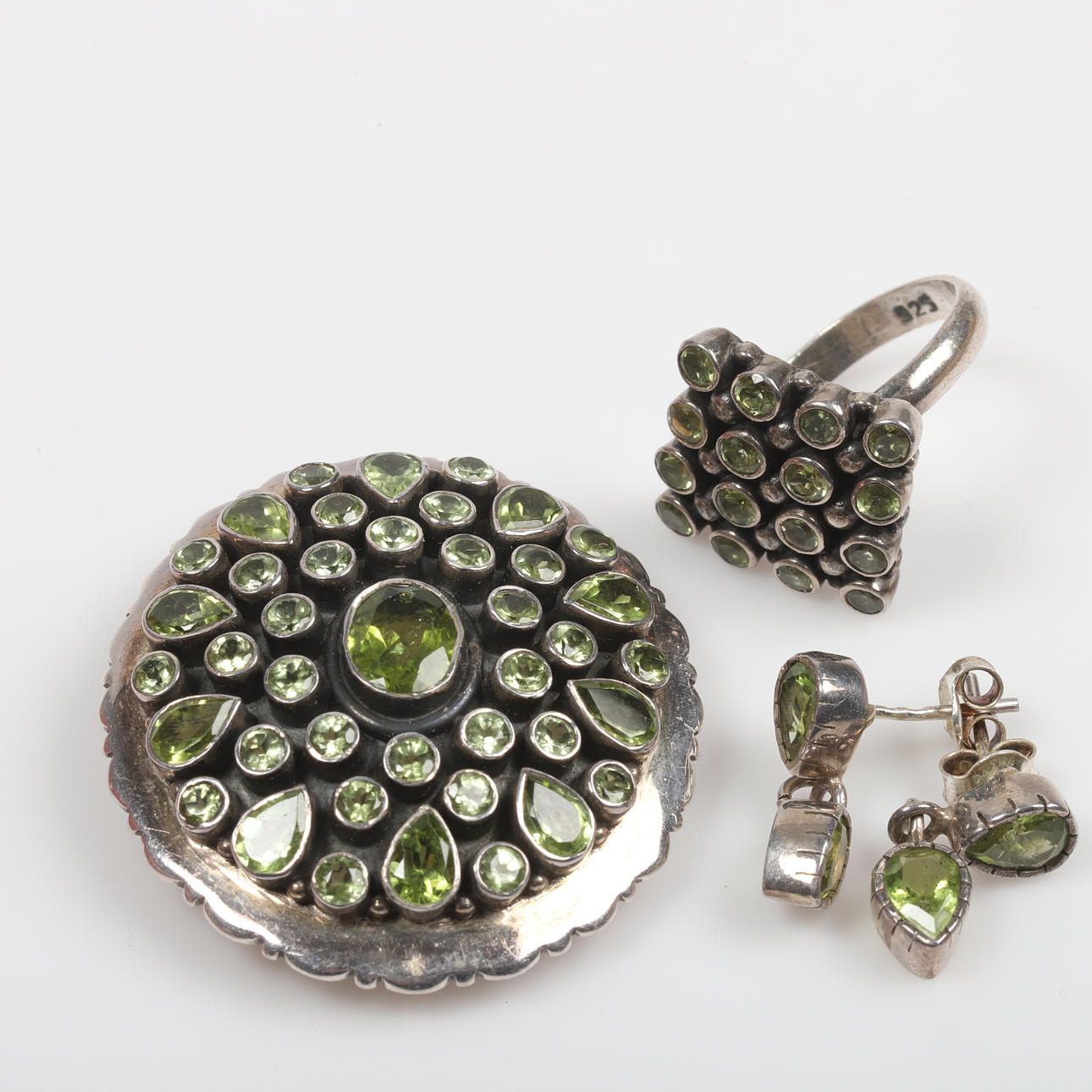 GUARNICIÓN, 3 piezas, plata con peridotos.
