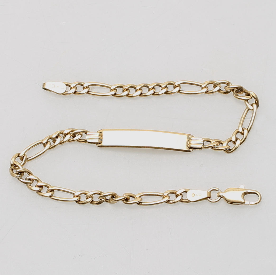 ARMBAND i 18K gulguld, med namnbricka, stämplad 750.