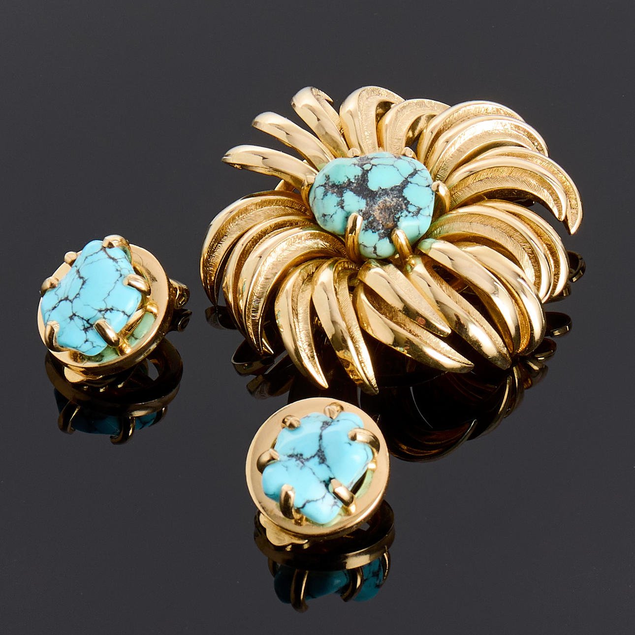 GROSSE BROOCH AND CLIP EARRINGS.