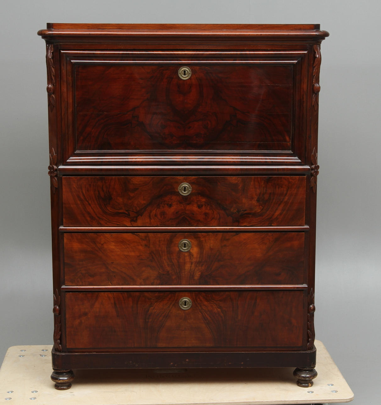 CHIFFONJÈ, mahognyfanér, 1800-talets slut.