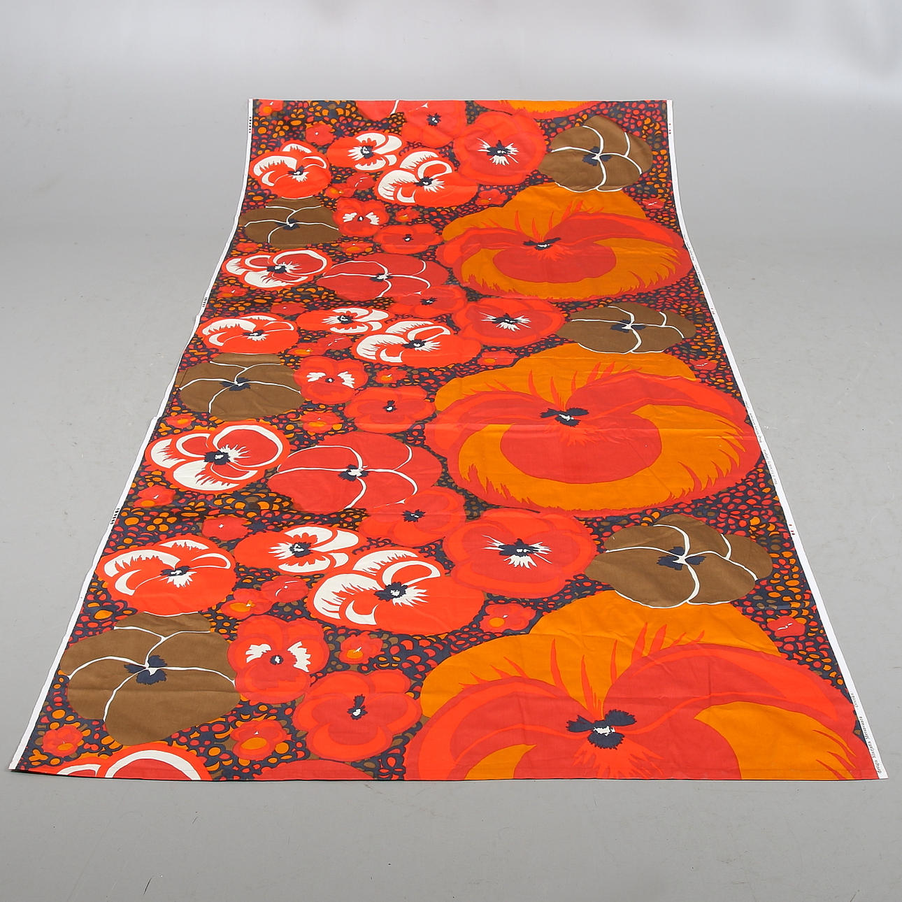 MARJATTA METSOVAARA. textil, "Orvokit", Tampella, 1960/70-tal. 274 x 130 cm.