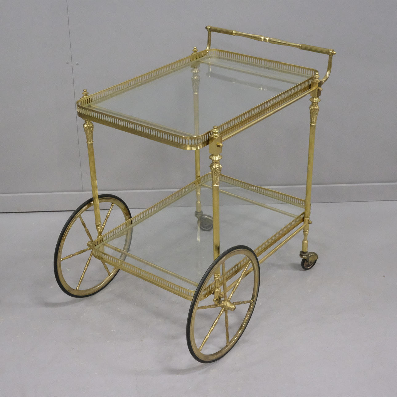 SERVERINGSVOGN PÅ HJUL, MESSING OG GLAS.