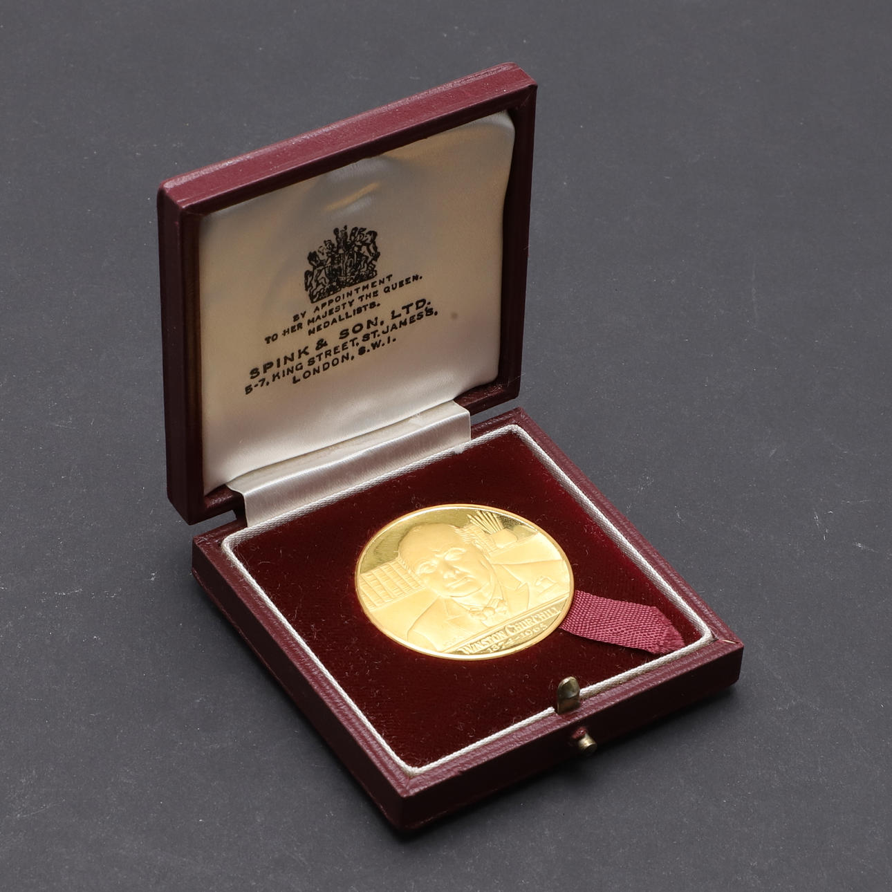AN HISTORIC 22CT GOLD MEDAL COMMEMORATING THE DEATH OF WINSTON