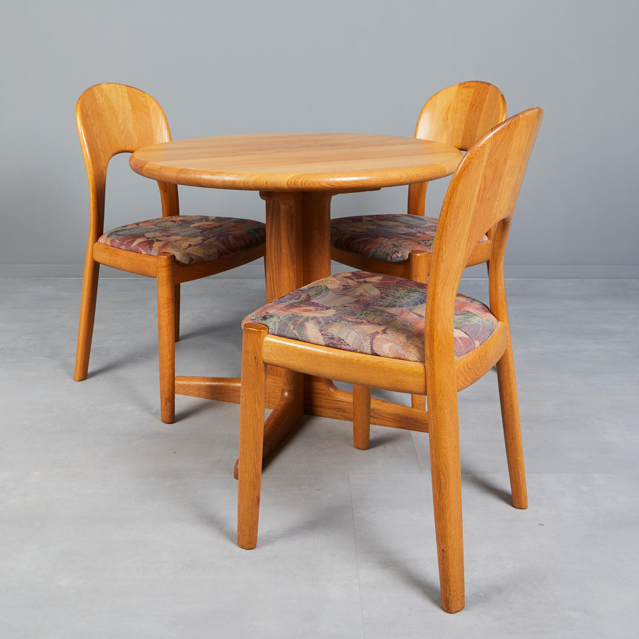 NIELS KOEFOED. Koefoed Hornslet, dining table with three dining room chairs, teak, wool, 1960s, Denmark (4).