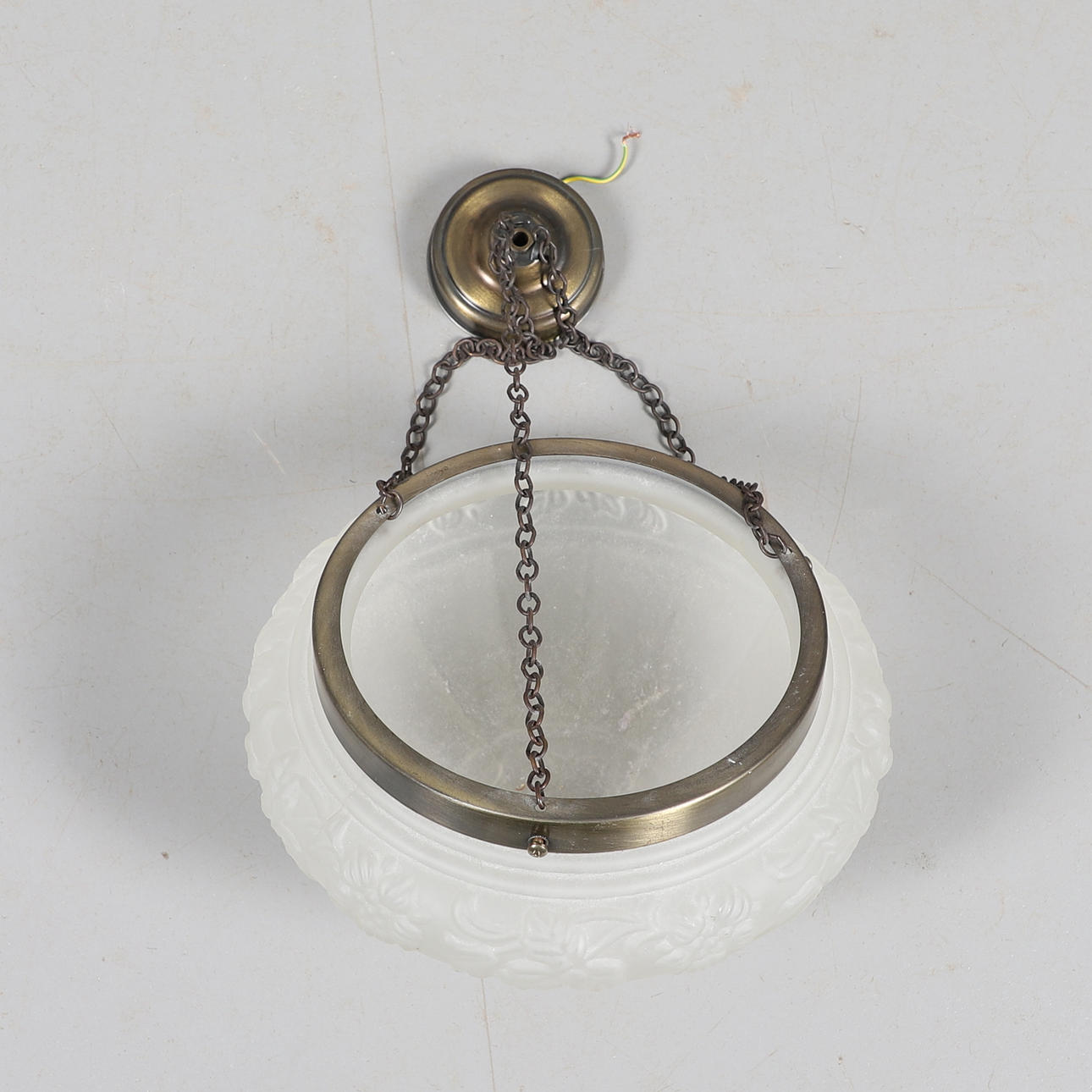 EN HÄNGANDE TAKLAMPA.