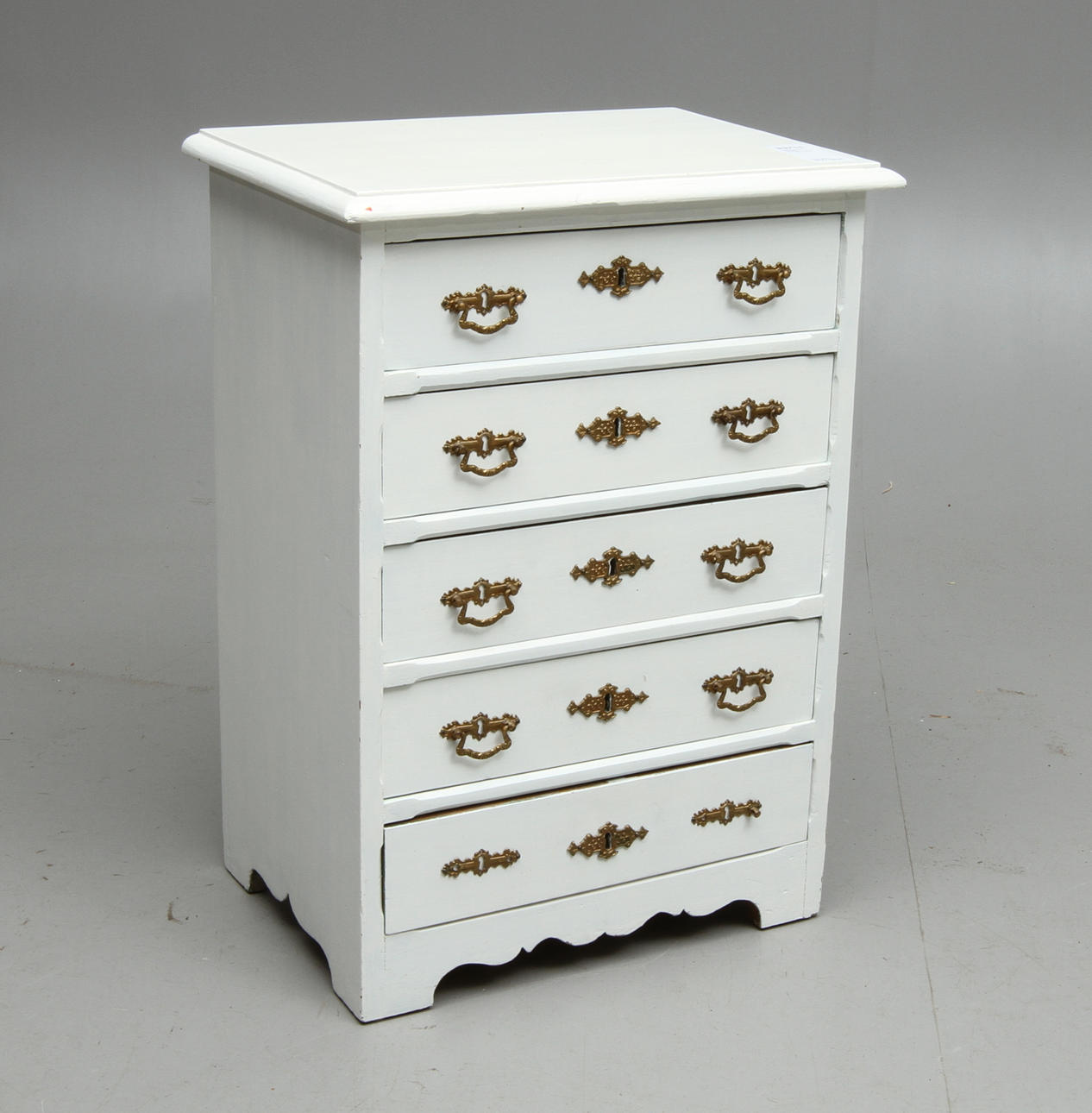 BARNBYRÅ, vitmålad, omkring 1900.