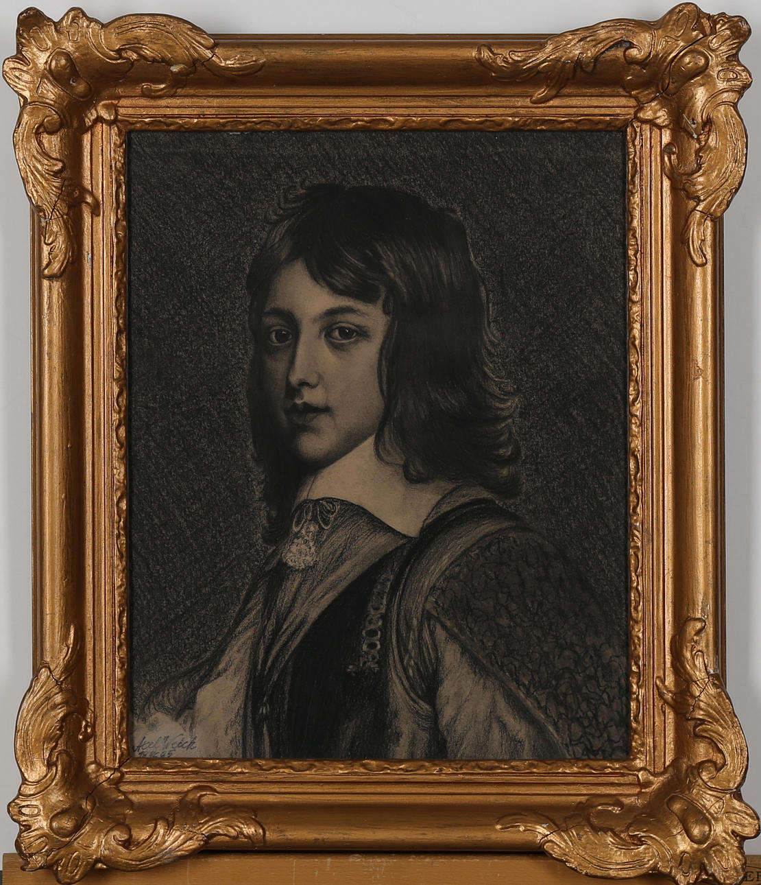 OIDENTIFIERAD KONSTNÄR. Portätt av en ung man, kolteckning, signerad.