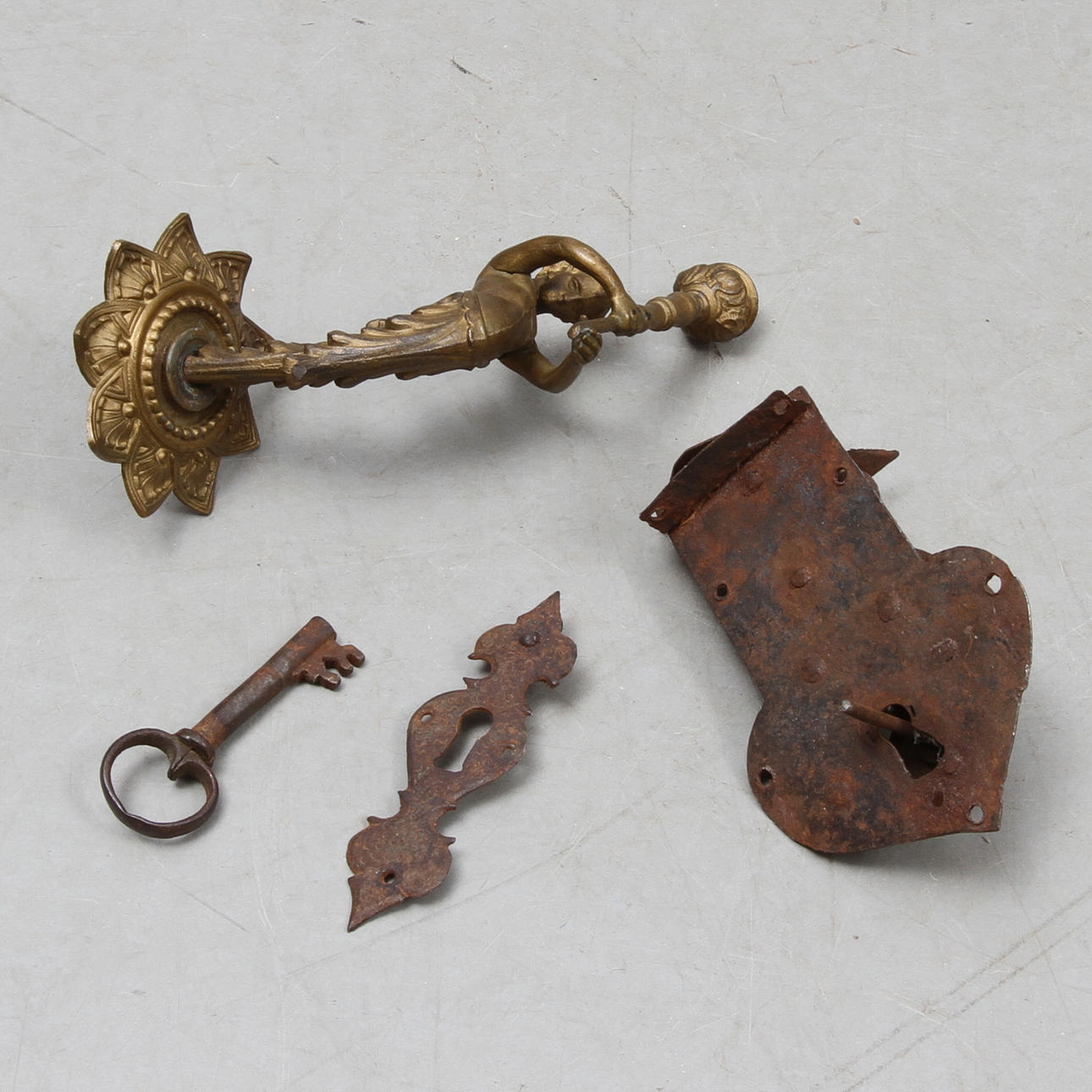 KISTLÅS, järn, med nyckel, 1700-tal samt VÄGGLAMPETT, metall, 1800-tal.