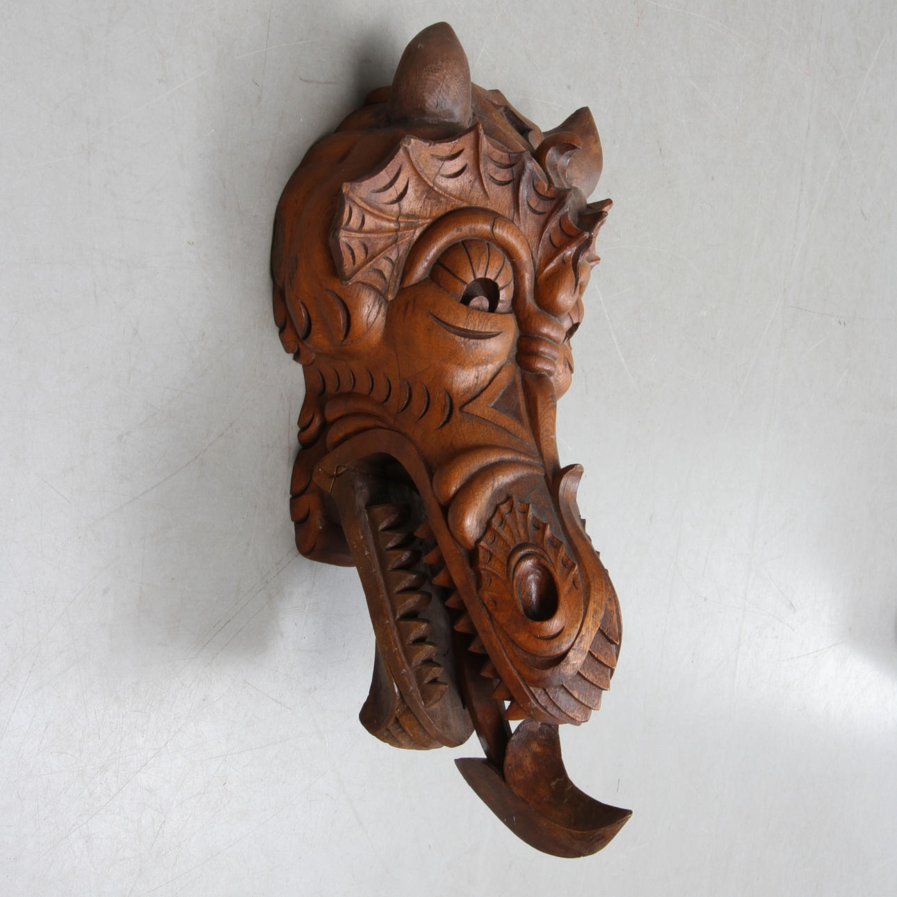 DRAKE, snidat trä, väggdekoration, omkring 1900.