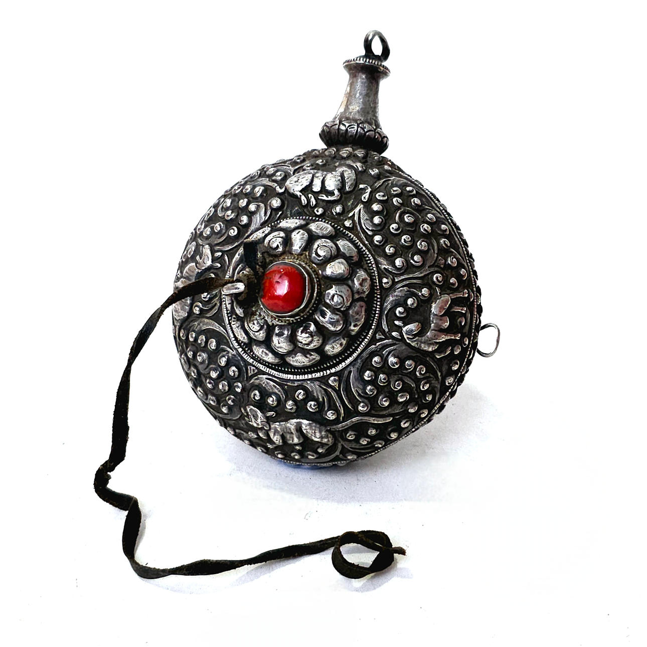 TIBETAN SNUFF BOTTLE IN SILVER WITH RELIEF OF.