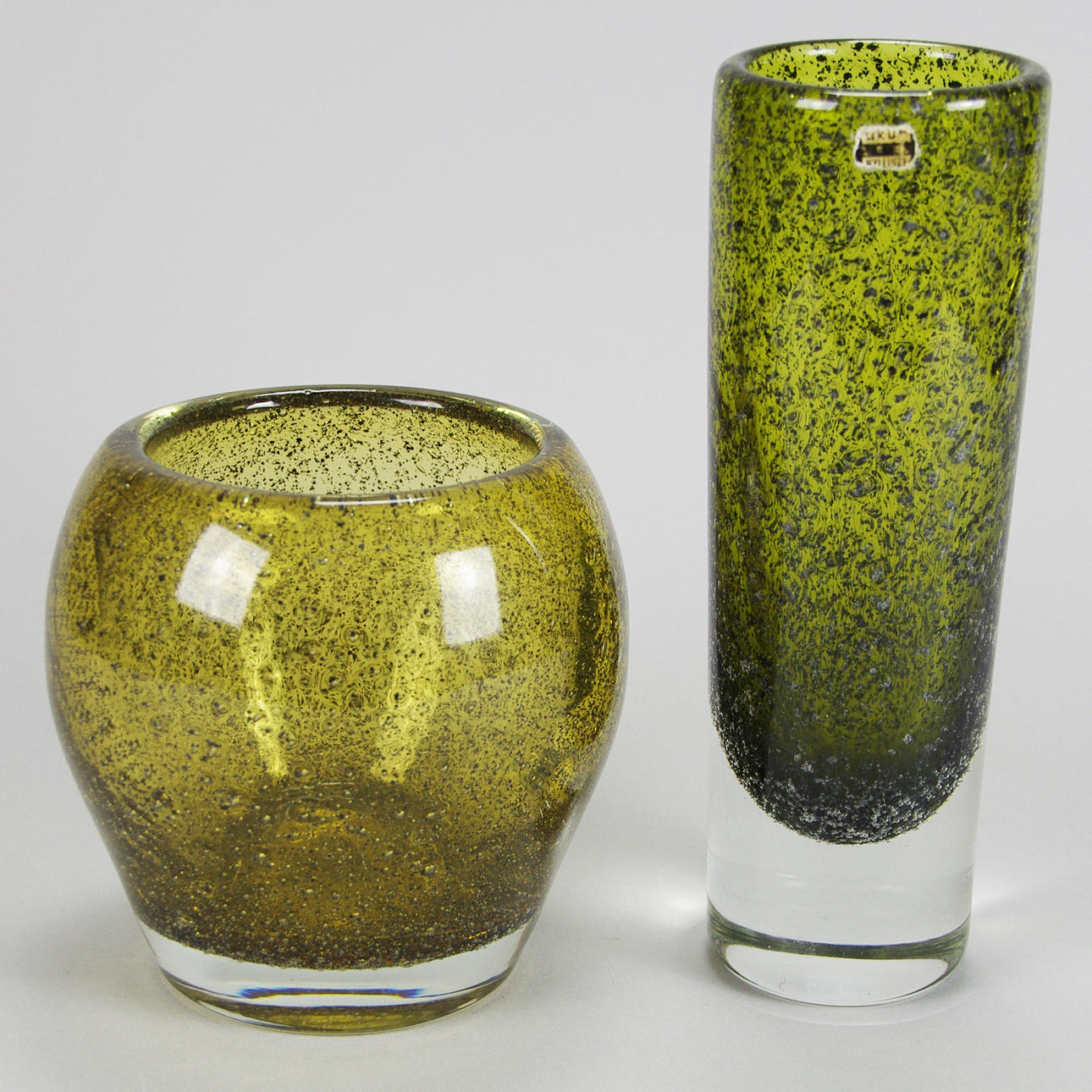 VAS SAMT SKÅL, konstglas, vasen signerad Orup Hyllinge.