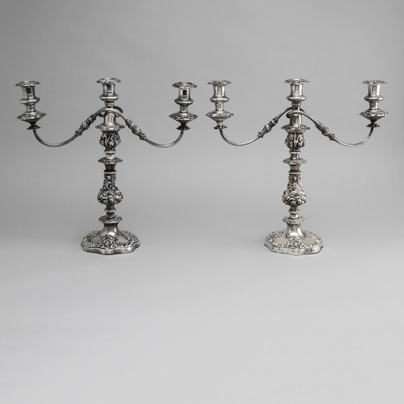 KANDELABRAR, ett par, pläter, 1800-tal.