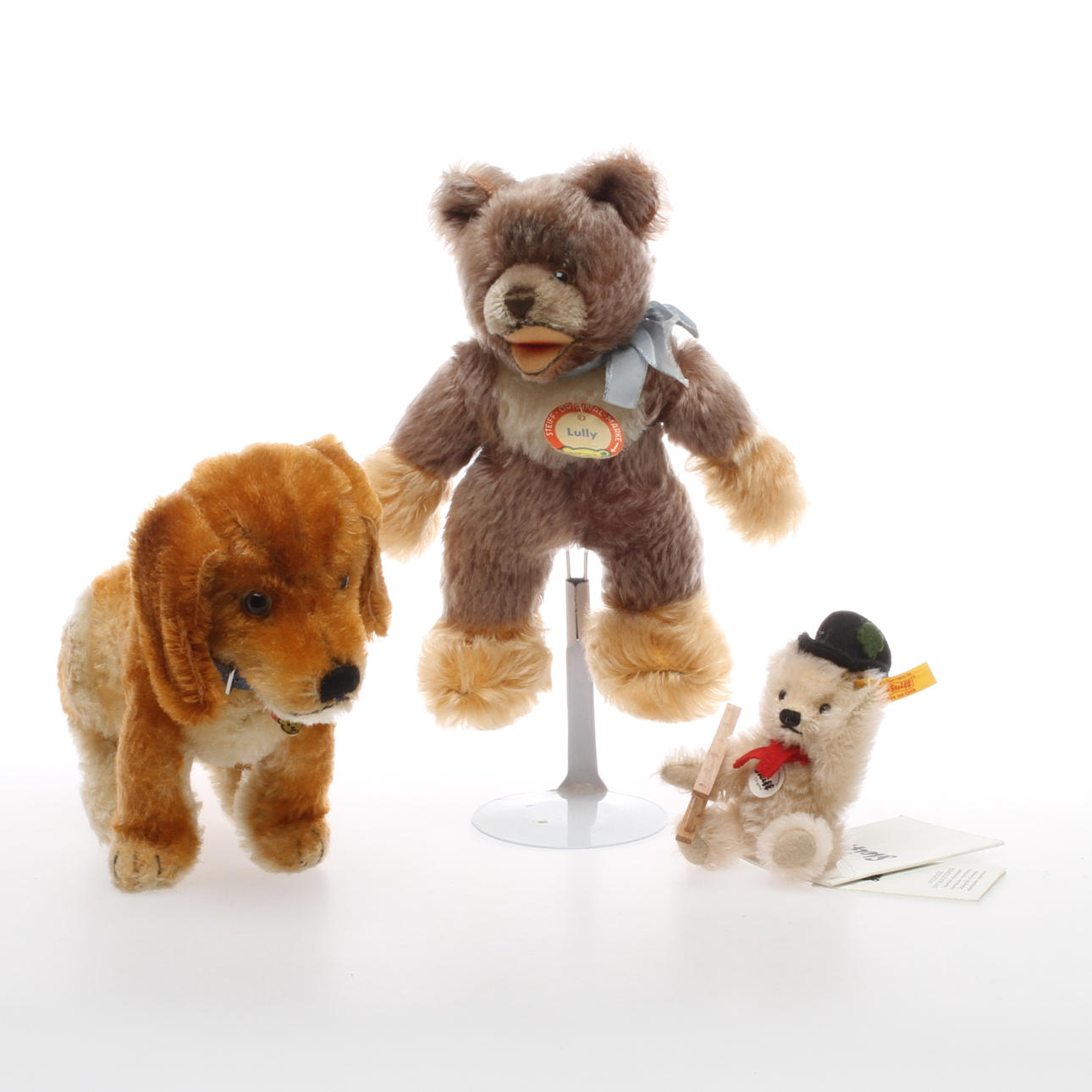 STEIFF, 3 st. Hund "Bazi" samt 2 nallar bland annat "Lully".