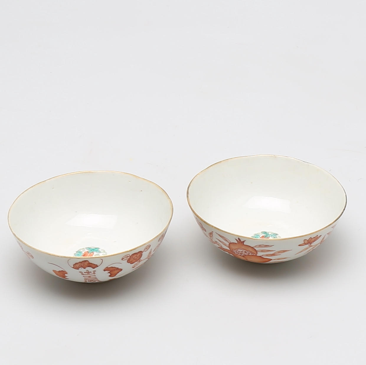 SKÅLAR, 2 st, porslin med järnröd dekor, märkt Guangxu och sannolikt från tiden.