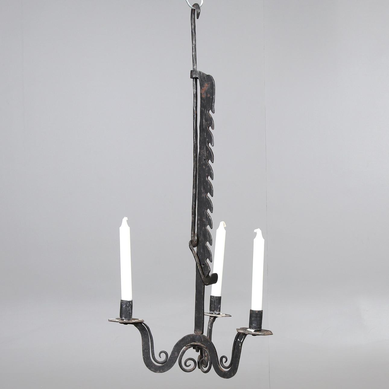 Ein schmiedeeiserner Kronleuchter aus dem 19. Jahrhundert.