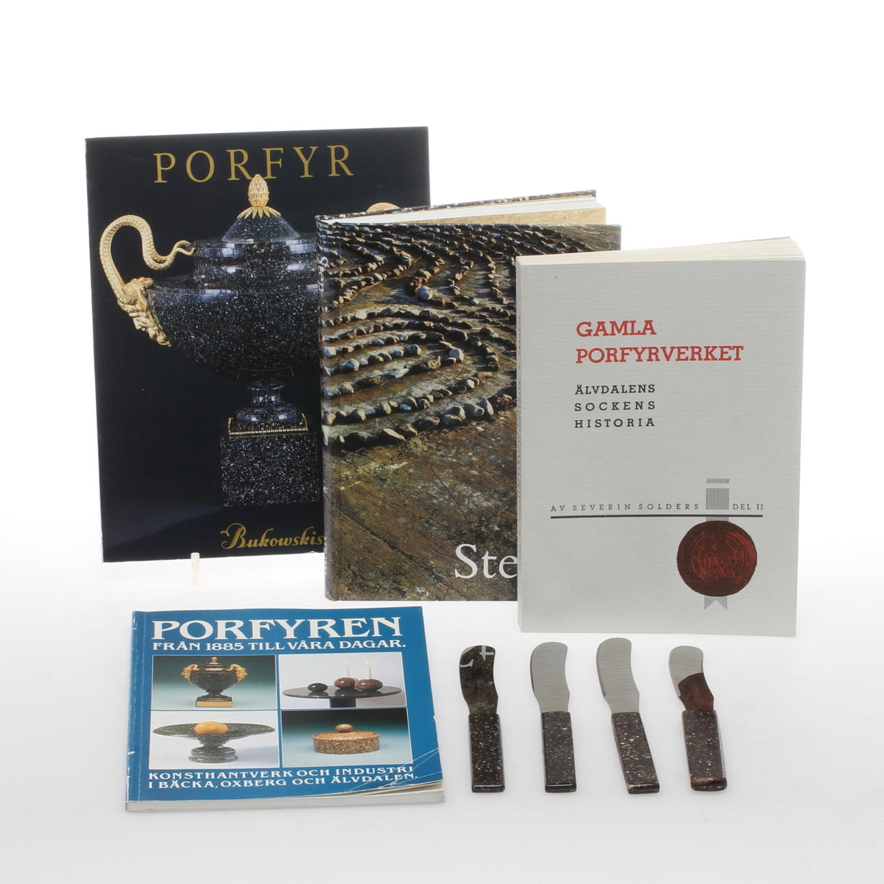 SMÖRKNIVAR, 4 st, skaft i porfyr samt BÖCKER, KATALOG, 4 st, om porfyr/sten, 1900-tal.