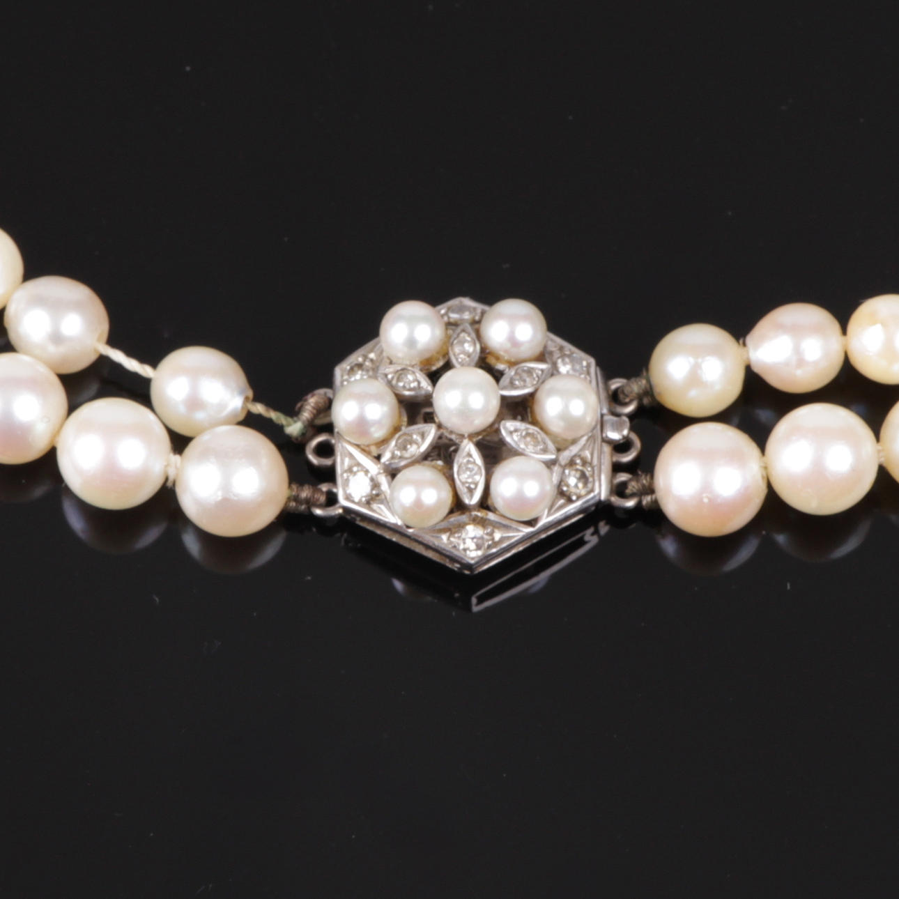 PÄRLCOLLIER, låset 18k vitguld och diamanter, K.Torndals Juvelerare Ab, Stockholm, 1962.