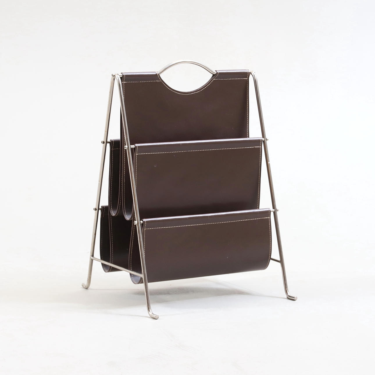 TIDNINGSSTÄLL, metall & konstläder, samtida.