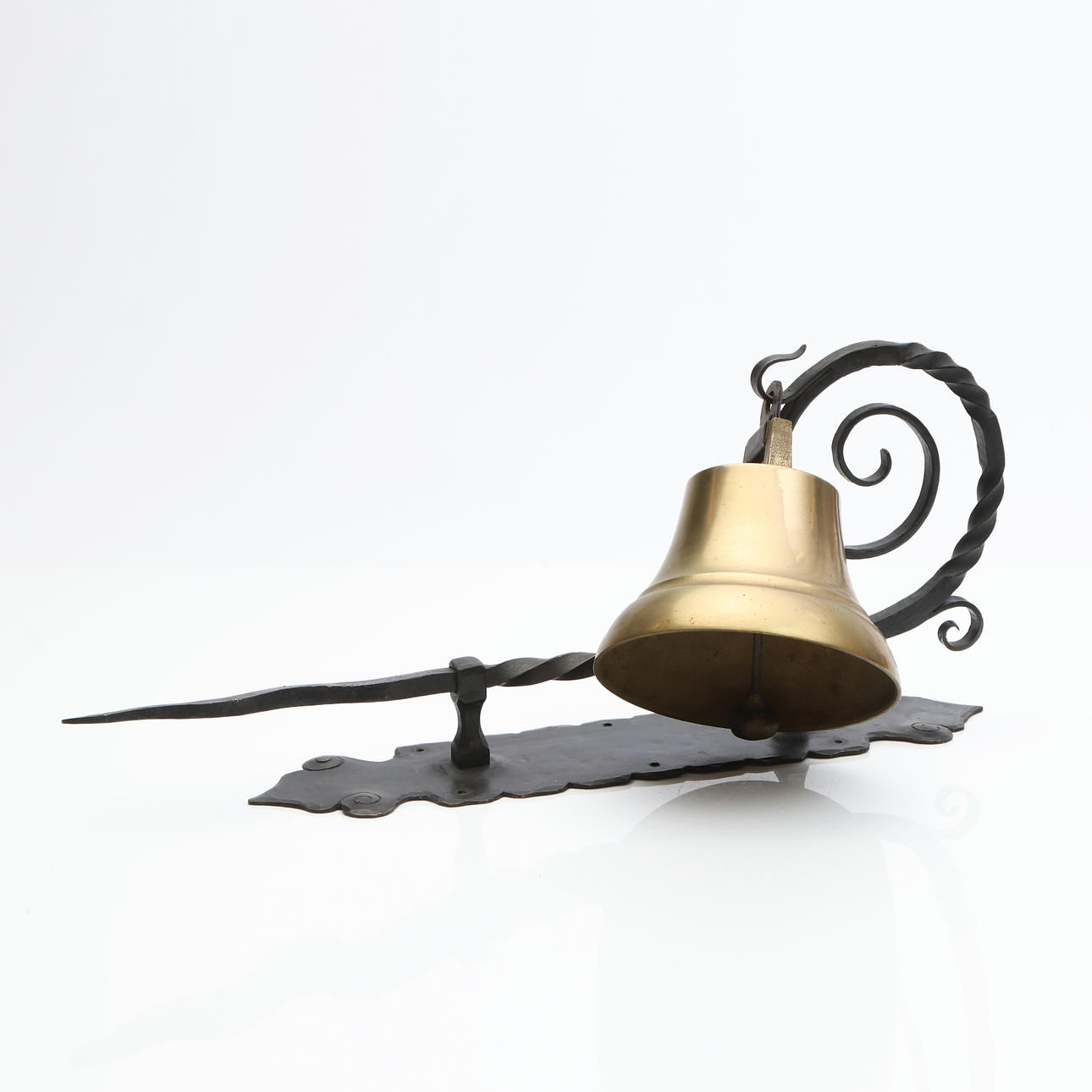 VÄLLINGKLOCKA. Mässing/malm med väggmontage i smide. 1900-tal.