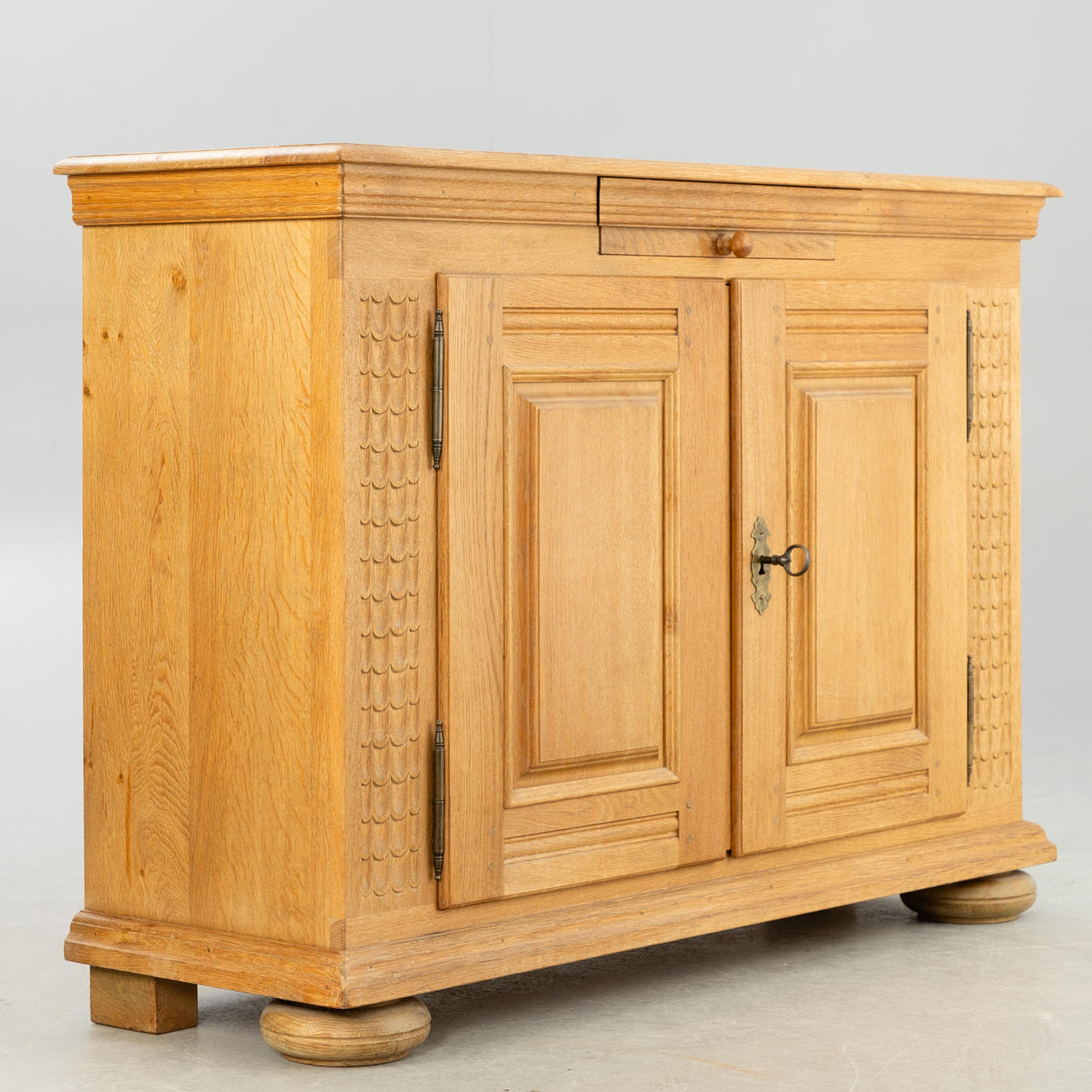 Skänk/skänk i ek, lantlig stil.