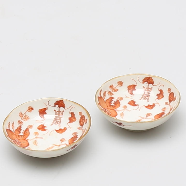 SKÅLAR, 2 st, porslin med järnröd dekor, märkt Guangxu och sannolikt från tiden.