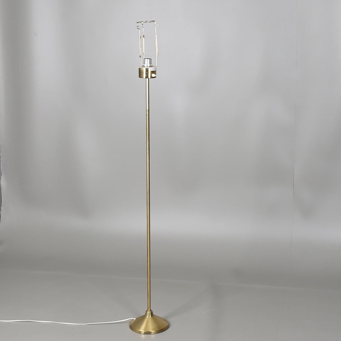 GOLVLAMPA i gulmetall, Hans-Agne Jakobsson AB, Markaryd.