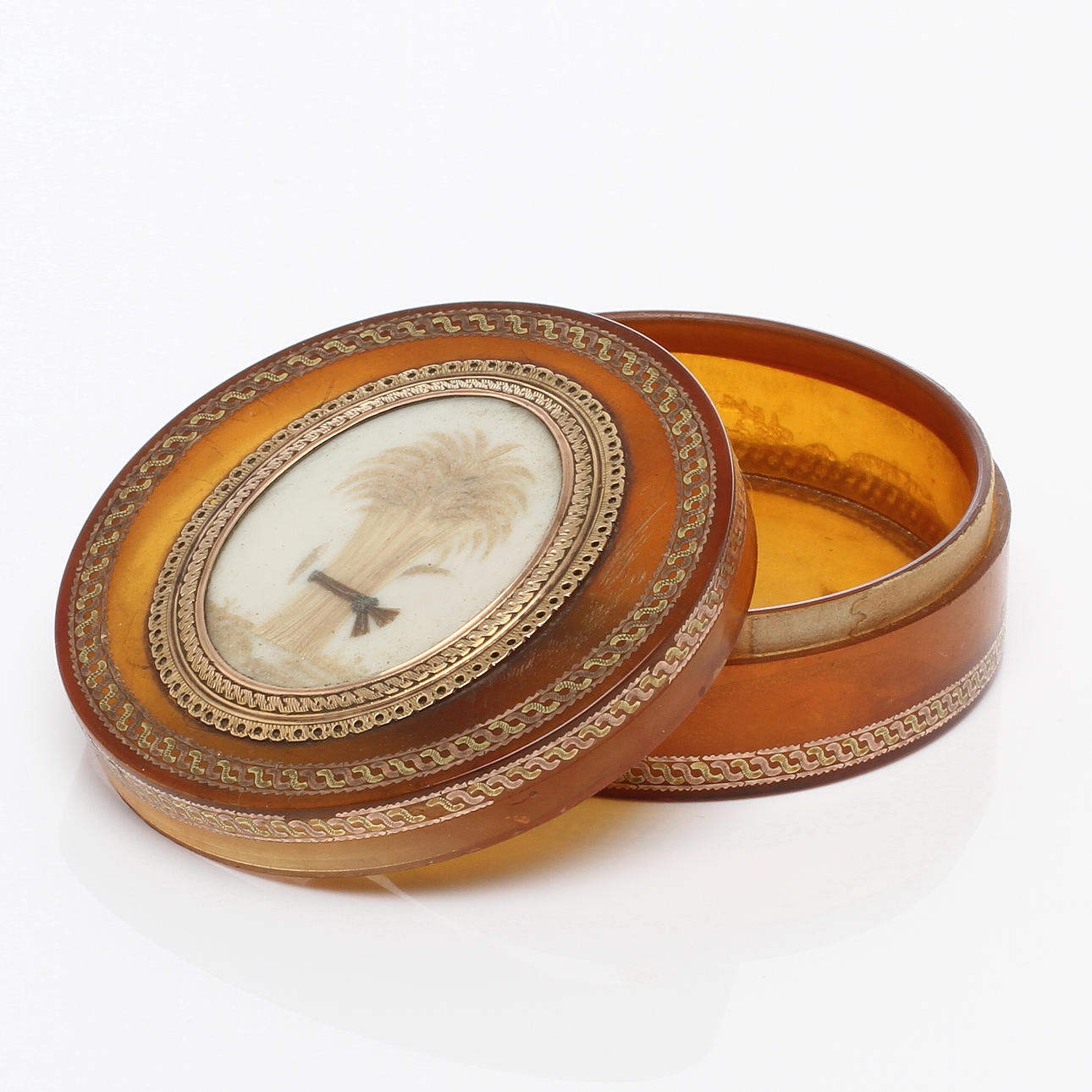 DOSA, empire, troligen sköldpadda med hår- och piquearbete i förgylld metall, tidigt 1800-tal.