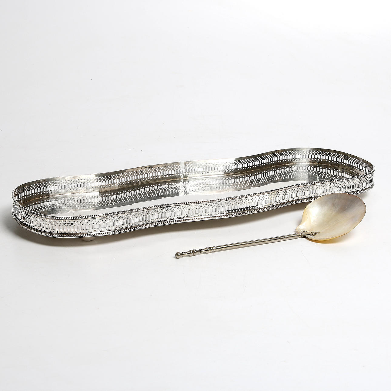 GALLERBRICKA samt SLEV, nysilver och pärlemor, 1900-tal.