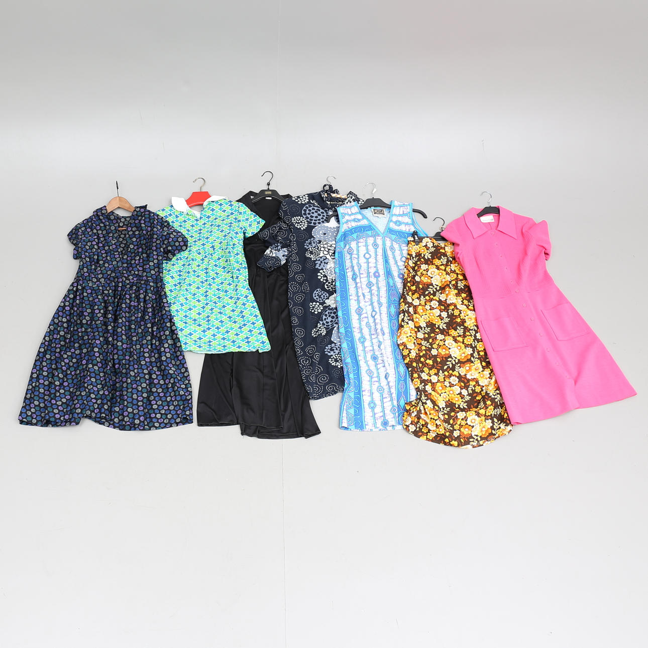 KLÄNNINGAR, m.m, 7 st, 1970-tal.